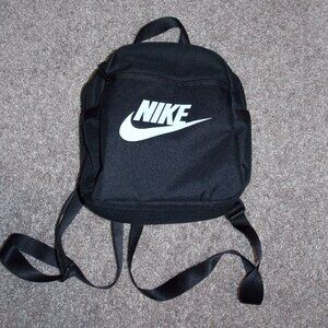 Nike Sportswear Futura 365 Mini Backpack